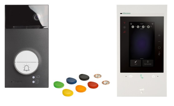Visiophone connecté Wifi noir Bticino Classe 300EOS avec assistant vocal alexa intégré